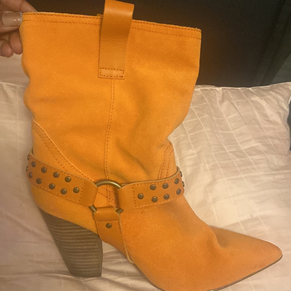 Nice orange boots only wear once - Picture 2 of 6